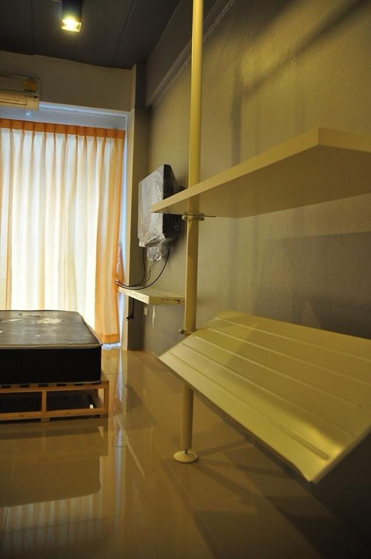 รูปภาพเพิ่มเติม ซัมแวร์-ทู-สลีป - Somewhere-to-Sleep - ลำดับที่ 5
